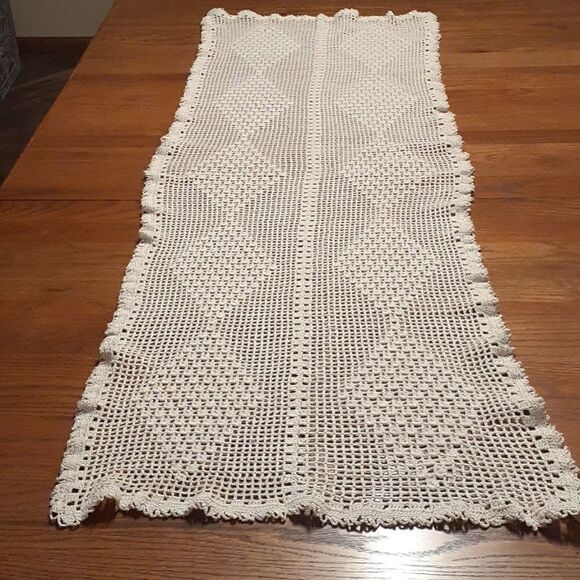 Hand crocheted ecru table runner rectangle with lace fringe. - Picture 1 of 6
